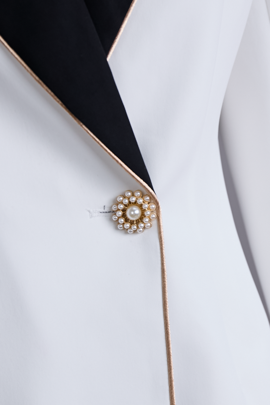 Kaenisse - Elegant White Asymmetric Blazer with Black Lapels